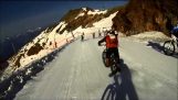 大雪崩: 在雪地裡的一輛自行車上瘋狂下坡