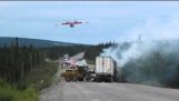 Πυροσβεστικό αεροπλάνο σβήνει φωτιά σε ατύχημα