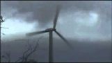 Turbina eolica distrutta dalla tempesta