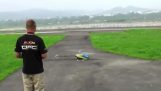 Verrückte Stunts mit einem remote gesteuerten Helikopter