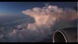 Blixtnedslag i molnen med utsikt över från ett passagerarflygplan