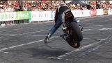 Verbazingwekkende motorfiets stunts