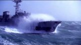 Πολεμικό πλοίο μάχεται με τεράστια κύματα