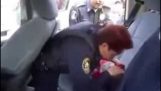 Kobieta policjant ratuje dziecko z sztuczne oddychanie