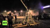Manifestantes de Kiev atacando a la policía con catapulta
