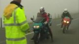 Politiet biker stopper for kontroll, forårsaket ulykken