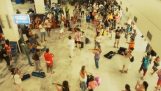 Flashmob a spanyol zenekar Heraklion repülőtér
