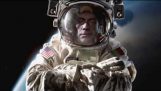 Jean-Claude Van Damme fait dilemme et dans l'espace
