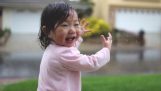 Een klein meisje ontdekt de regen