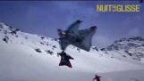 Wingsuit közelsége síelők fölött repül