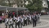 Πολίτης μουντζώνει τους επισήμους στην παρέλαση της 25ης Μαρτίου