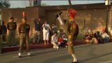 Lattervækkende militær ceremoni ved grænsen Pakistan og Indien