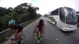 To cyklister med 124 km / t på motorvejen