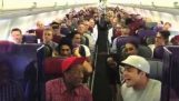 Lion Kings tropp synger den ' Circle of Life’ på flyet