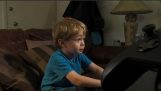 5 साल का एक लड़का नजरअंदाज Xbox वन सुरक्षा