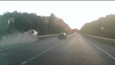 Pilote tire sur la patrouille de la route en Russie