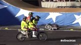 Rotación en el aire en una motocicleta con cuatro pilotos