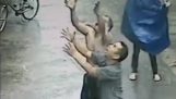 Captures homme tombant de bébé de fenêtre en Chine