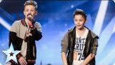 Dois jovens rapazes cantam sobre como vencer o bullying