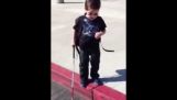 Ένα τυφλό αγόρι τεσσάρων ετών ξεπερνά τις πρώτες δυσκολίες