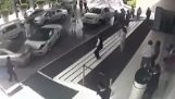 Hotel Parkadoros niszczy Lamborghini Gallardo