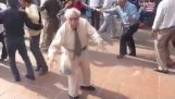 El abuelo tiró en danza (Girar hacia abajo por lo que)