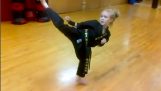 Een 8 - jarige meisje in karate demonstratie