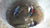 Escavação e construção de um poço no México
