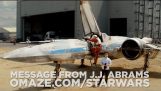 НИ РЕЧ. Abrams shows off an X-Wing fighter in new ‘Ратови звезда: Episode VII’ Postavi video zapisa
