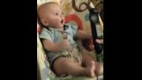 El bebé está entusiasmado con el control remoto
