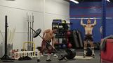 Typisk treningsstudio med CrossFit (parodi)