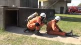 Training mit Seilen in der Feuerwehr von Japan