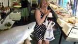 Prank: Den levende hai i fisker shop