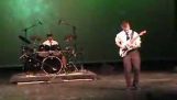 Kid plays “Cliffs of Dover” en high School secundaria talent show y clavos lo