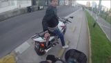 Ozbrojená loupež cyklista před kamerou