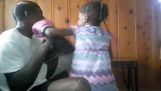 Uma menina de cinco anos coloca pai knockout
