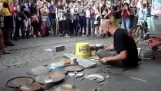 Απίθανος street drummer παίζει techno