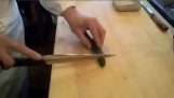 Japanische Koch eine Gurke geschnitten