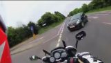 Op de camera de dood van een motorrijder