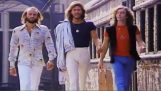 Bee Gees & AC / DC: Stayin’ in nero