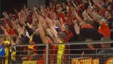 Bosnian ja Belgian fanit vaihtaa huivit