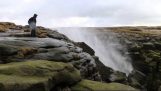 Ett vattenfall återförs genom vinden