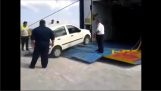 Skøre bil boarding et græsk skib
