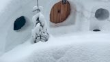 O casă de hobbit din zăpadă