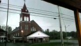 Le moment qu'un grand éclair frappe une église