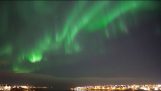 Das Nordlicht von einem Balkon in Reykjavik