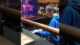 Uma criança brinca “'Bohemian Rhapsody'” no piano