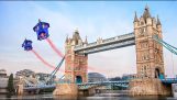 Atravesse a Tower Bridge em Londres em um wingsuit