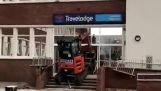 Worker destroys the hotel entrance with excavator, because he was unpaid