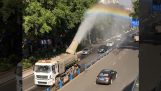 Truck schafft einen Regenbogen